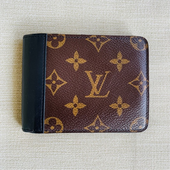 Authentic Louis Vuitton Brown Taiga Leather Mens Wallet 4in x 4in